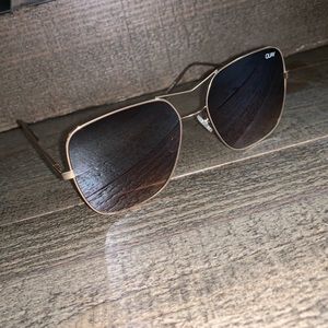 Quay stop & stare sunglasses!